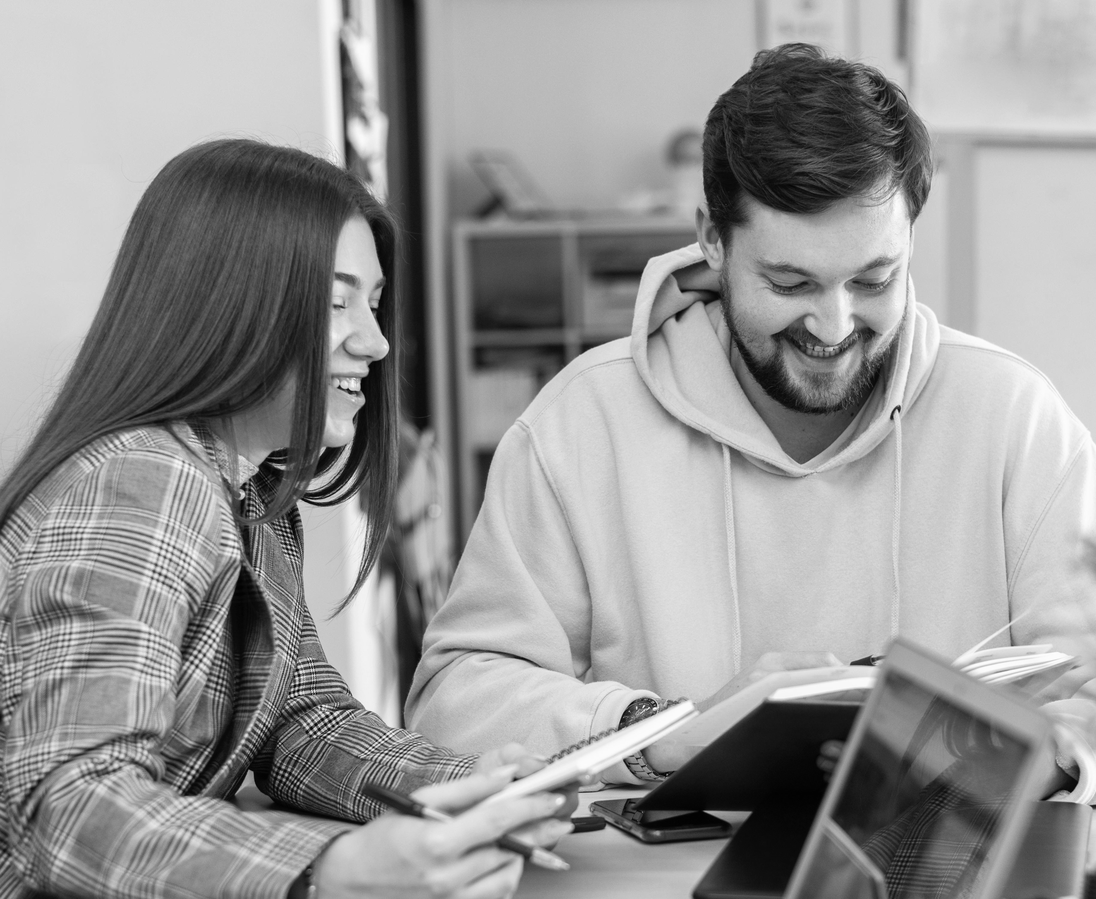 Deux professionnels comparant des solutions web