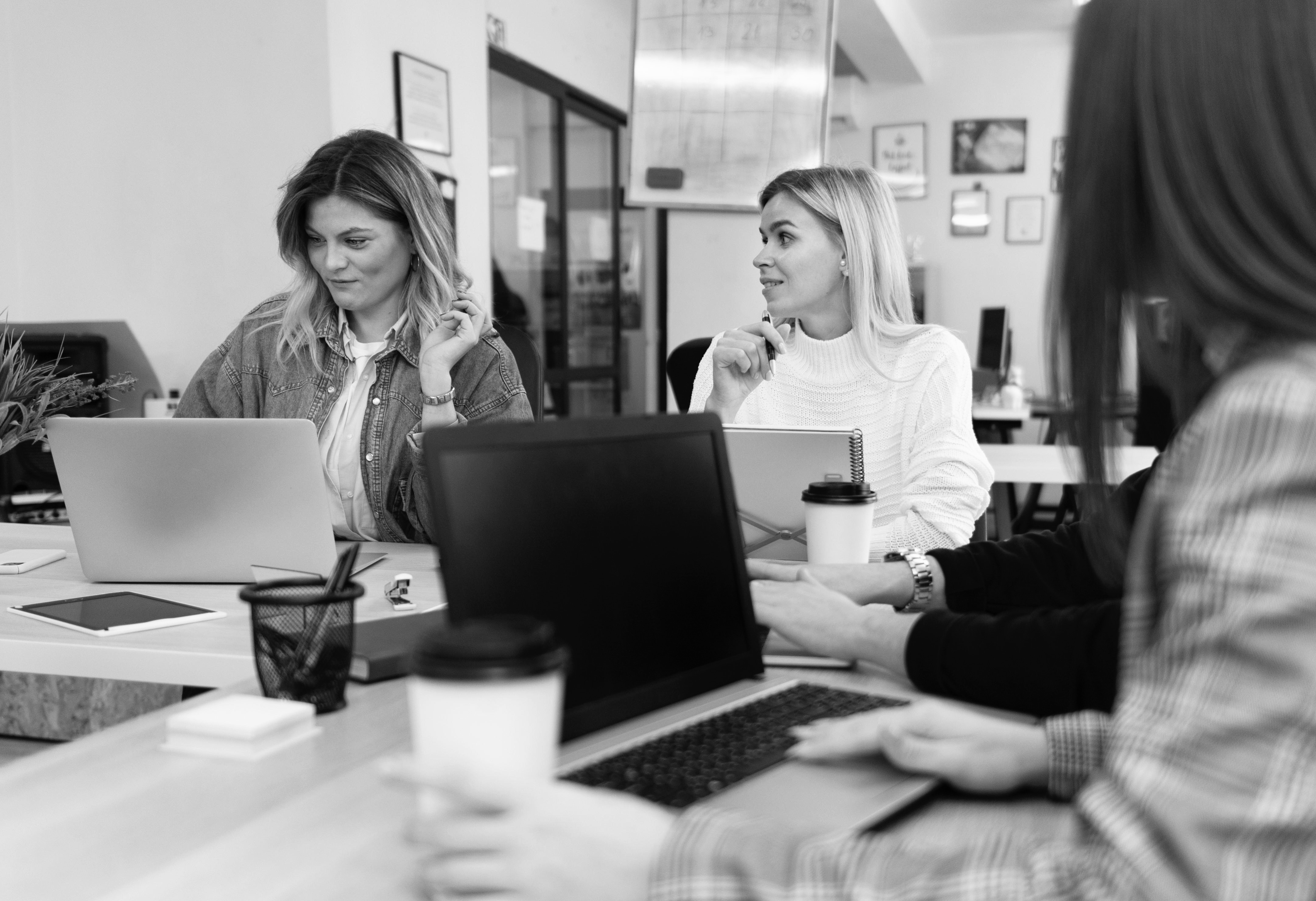 Professionnelles discutant de stratégie en équipe